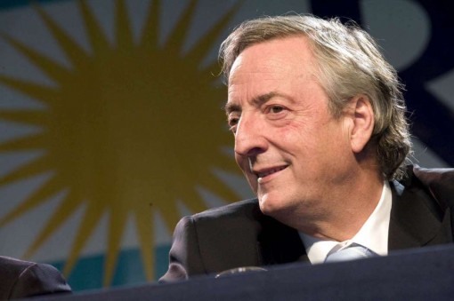 Télam Ensenada, 09/06/2010 El titular del PJ, Néstor Kirchner, afirmó hoy en un acto partidario realizado en la localidad bonaerense de Ensenada que "es preciso profundizar el modelo en procura de lograr la justicia y la equidad". Foto: Télam/cl