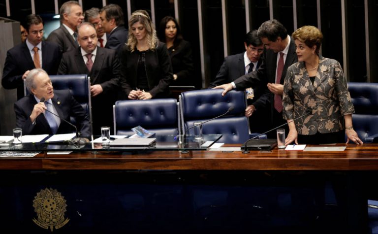 rousseff-a-punto-de-caer-por-unas-irregularidades-habituales-en-brasil