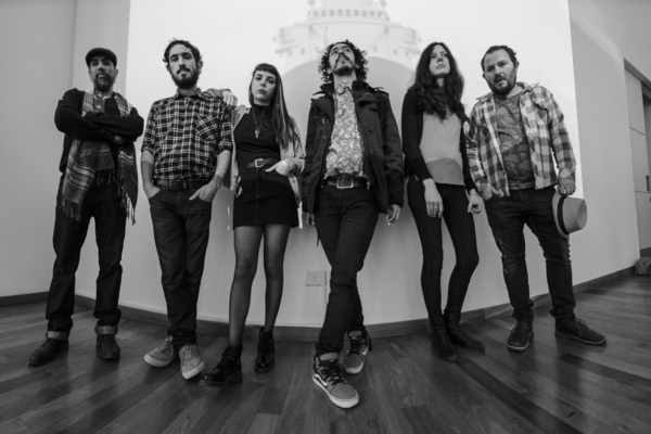 HILOS CIERRA EL AÑO ENTRE LUCIÉRNAGAS