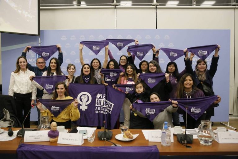 Monica-Macha-junto-a-grupo-Ley-Olim´pa-767x511