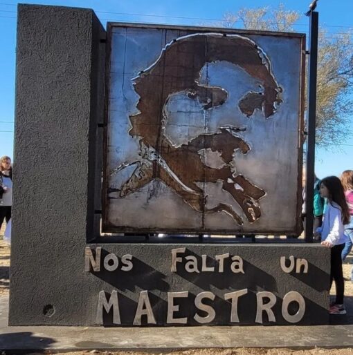Portada. Monumento en memoria de Carlos Fuentealba