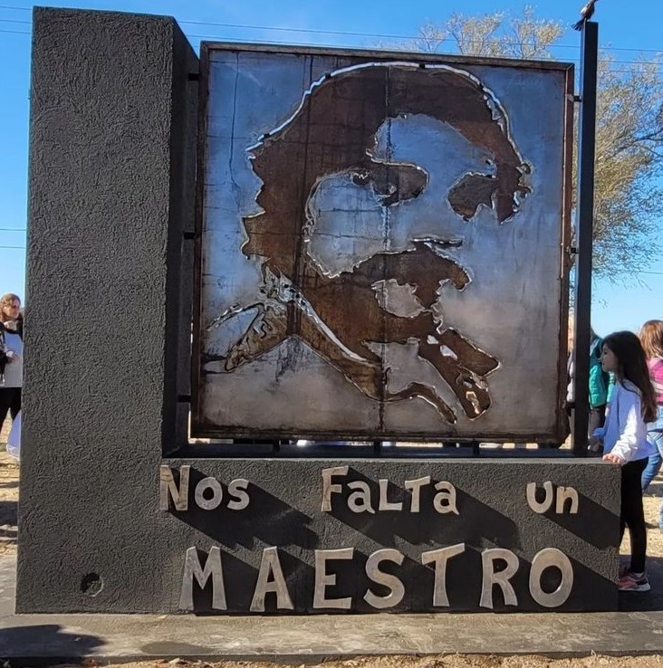 Portada. Monumento en memoria de Carlos Fuentealba