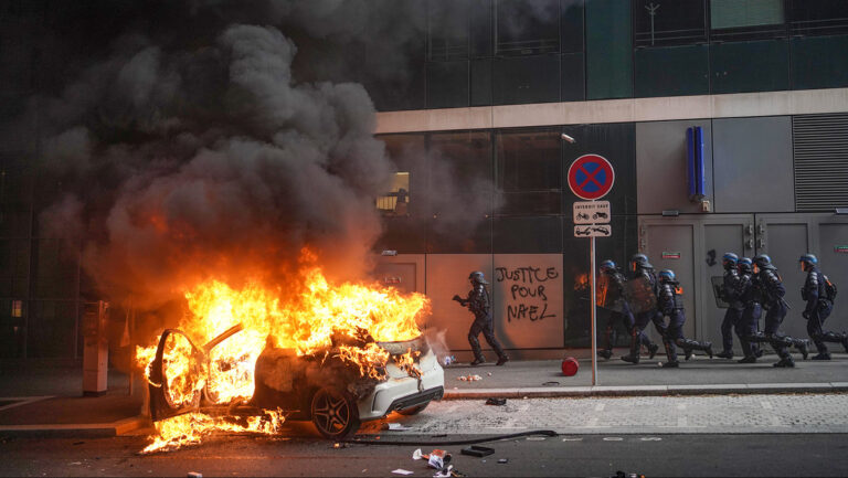 Portada: Disturbios en Francia