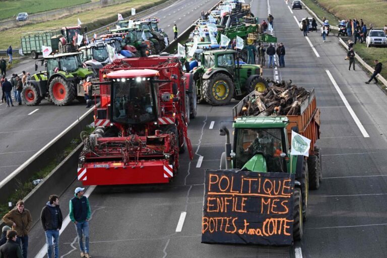 portada. Tractores bloquean París en demandas para el sector agrícola