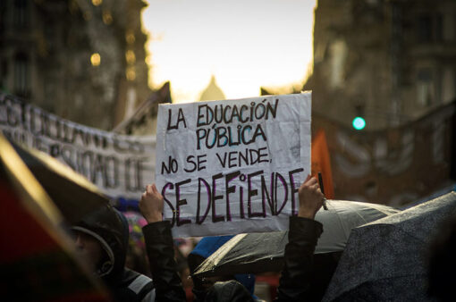 Portada. Ley Ómnibus y educación