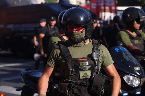 Portada. Gendarme con la bandera de Gladsden