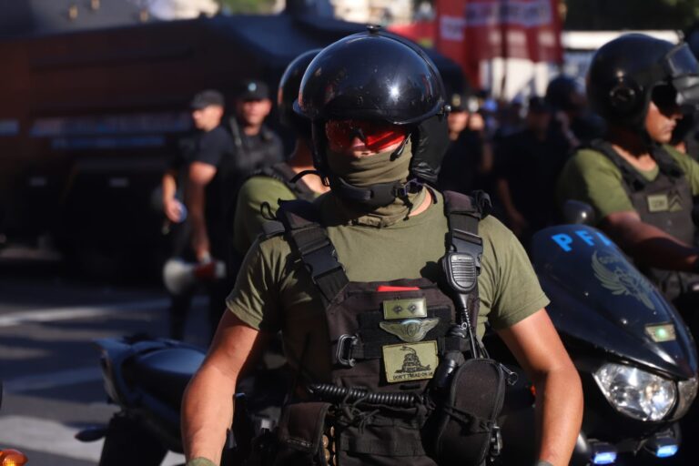 Portada. Gendarme con la bandera de Gladsden