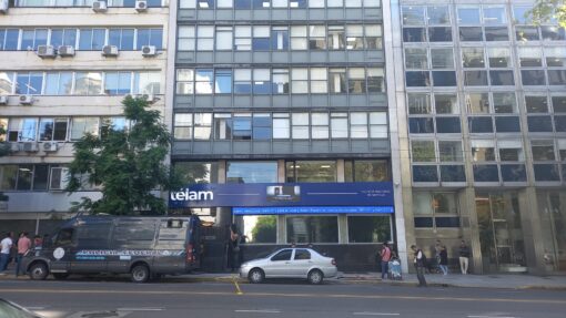 Portada. El Gobierno valla Télam durante la madrugada