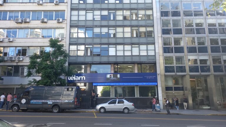 Portada. El Gobierno valla Télam durante la madrugada