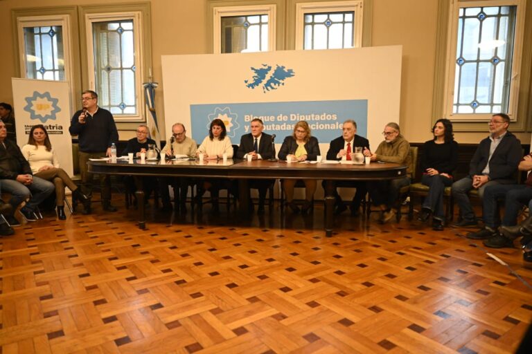 Portada. Denuncia de diputados de UxP contra Bullrich
