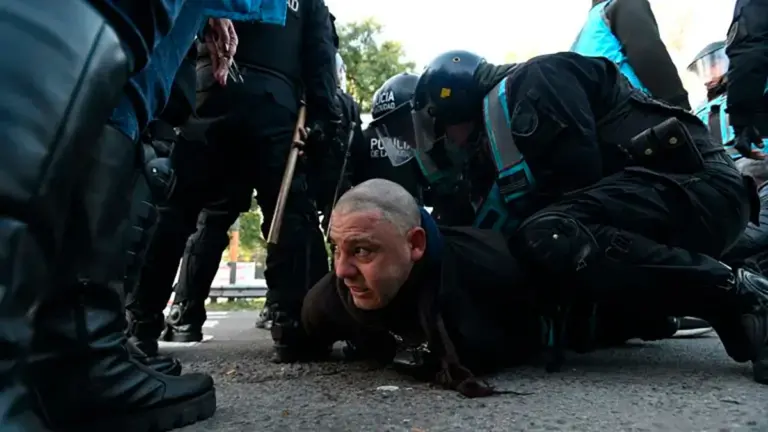 Portada. Represión a trabajadores despedidos del INTI