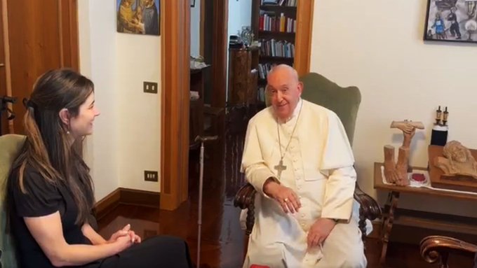 Portada. Ana Fernández visita al Papa Francisco