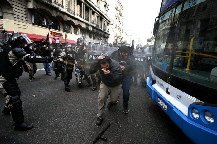 represion-696x464