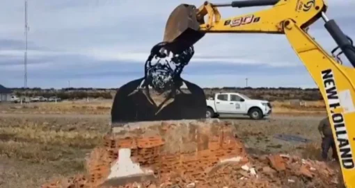 Portada. Monumento Osvaldo Bayer topadora