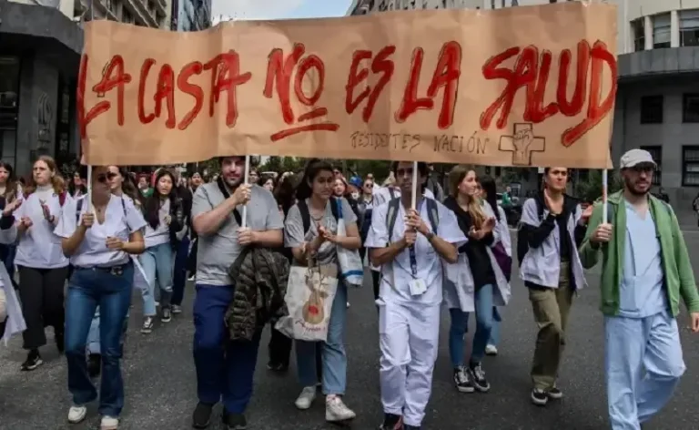 Portada. Renuncia de Médicos en el Ministerio de Salud