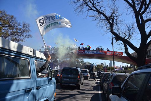 Portada. Caravana en defensa de los medios públicos