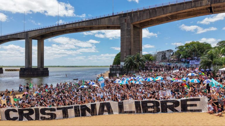 Portada. Plaza Cristina Libre en Corrientes