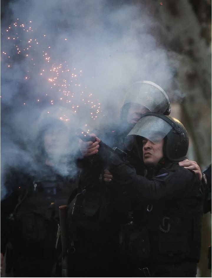 Portada. Represión Congreso 6/8