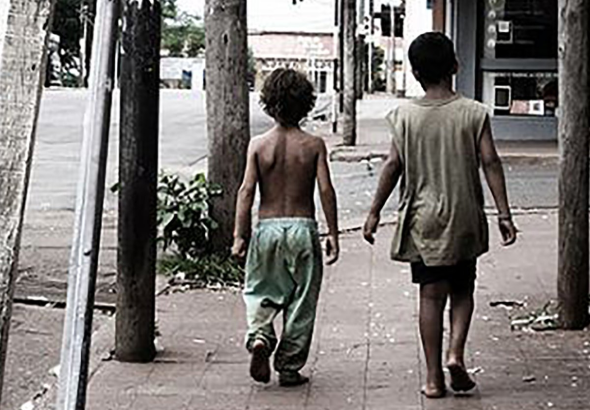 Portada. niños sin zapatos