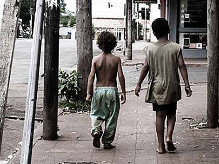 Portada. niños sin zapatos